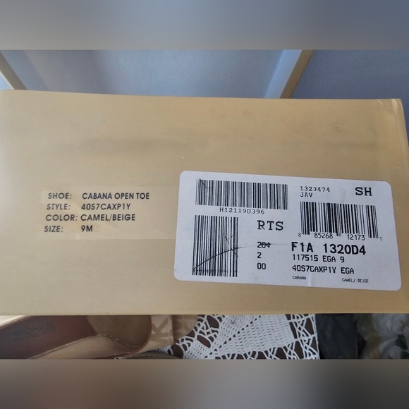 Michael kors size 9 wedges beige - Picture 2 of 5